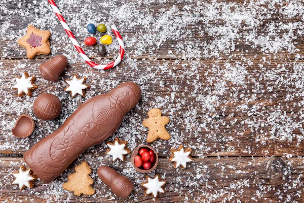 Feestelijke kerst achtergrond met snoep en decoratie — Stockfoto