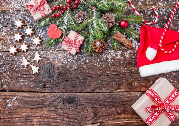 Kerstdecoratie op houten achtergrond met kopie ruimte — Stockfoto