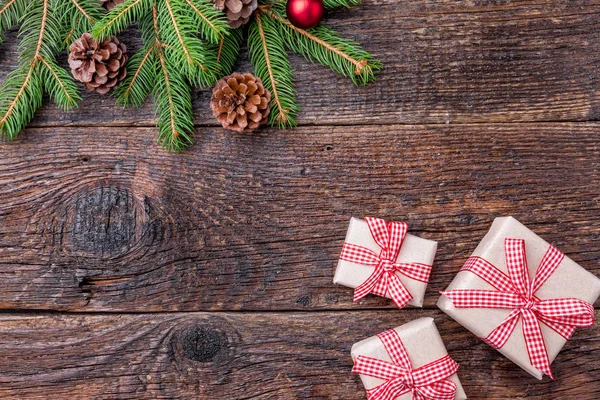 Kerstdecoratie op houten achtergrond met kopie ruimte — Stockfoto