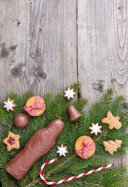 Fondo navideño festivo con dulces y decoración — Foto de Stock