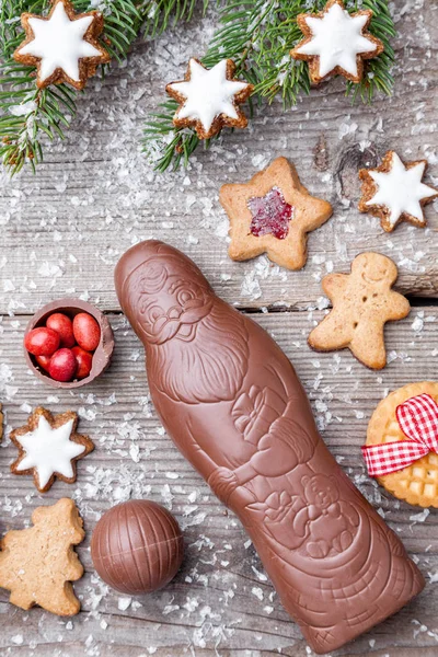 Slavnostní vánoční pozadí s sladkosti a dekorace — Stock fotografie