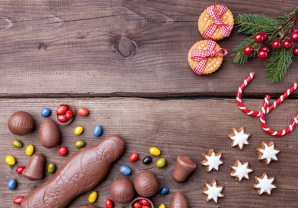 Feestelijke kerst achtergrond met snoep en decoratie — Stockfoto