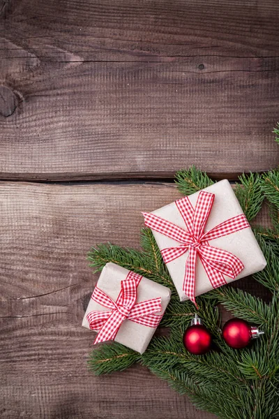 Kerstdecoratie op houten achtergrond met kopie ruimte — Stockfoto