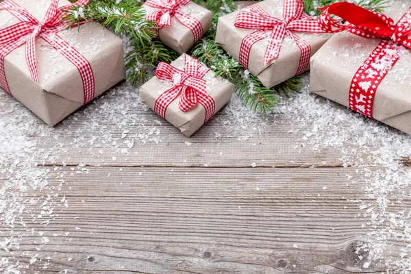 Kerstdecoratie op houten achtergrond met kopie ruimte — Stockfoto