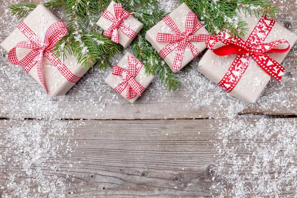 Juldekoration på trä bakgrund med kopia utrymme — Stockfoto