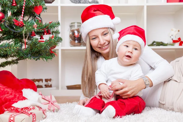 Moeder met babyjongen we vieren kerst — Stockfoto