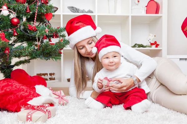 Mère avec bébé garçon célébrant Noël — Photo