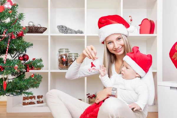 Moeder met babyjongen we vieren kerst — Stockfoto