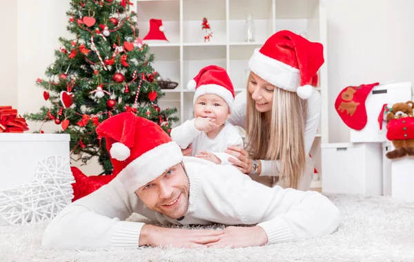Šťastná rodina slaví Vánoce doma — Stock fotografie
