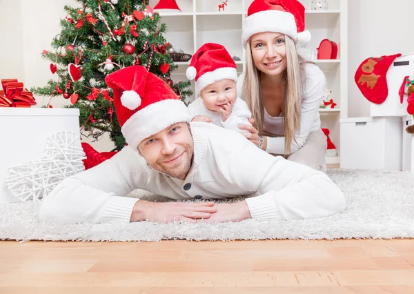 Lycklig familj firar jul hemma — Stockfoto