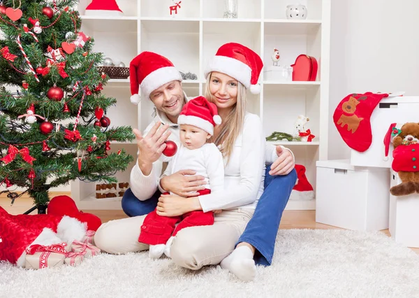 Familia feliz celebrando la Navidad en casa —  Fotos de Stock