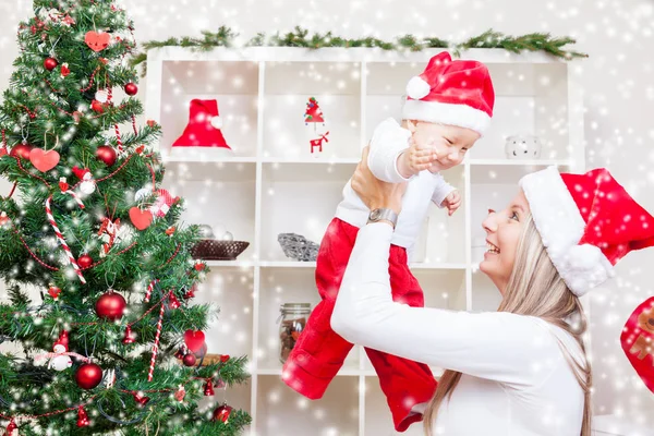 Mor med baby boy firar jul — Stockfoto