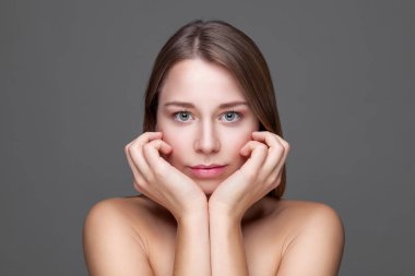 Uzun düz saçları güzel esmer