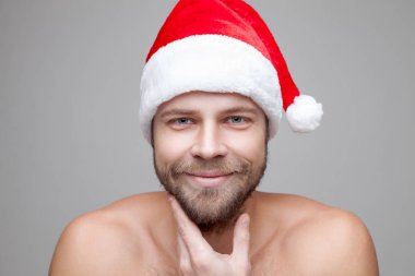 Bir Noel şapka sakallı yakışıklı adam