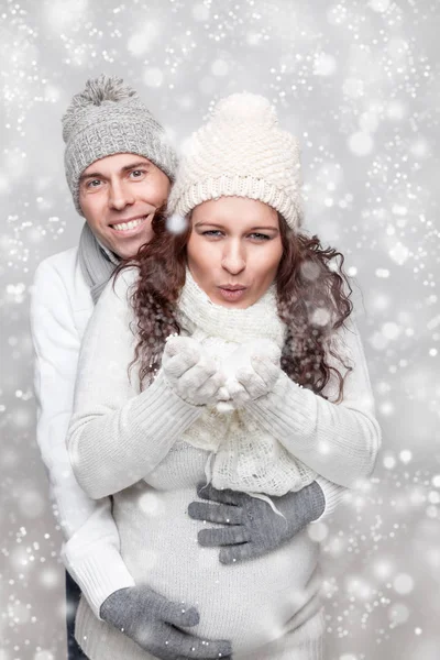 Happy couple expecting a baby in winter — Stock Photo, Image