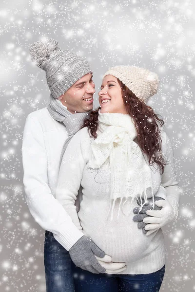 Casal feliz esperando um bebê no inverno — Fotografia de Stock