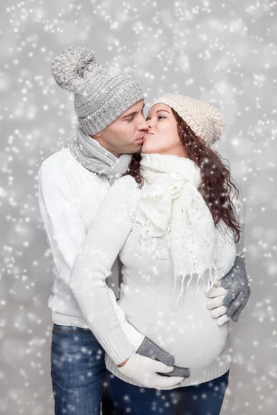 Casal feliz esperando um bebê no inverno — Fotografia de Stock