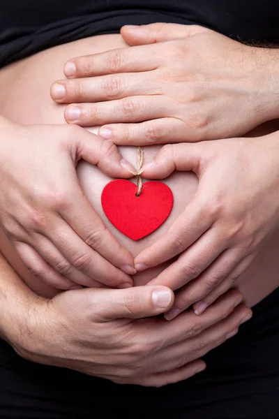 Retrato de pais segurando uma barriga grávida — Fotografia de Stock