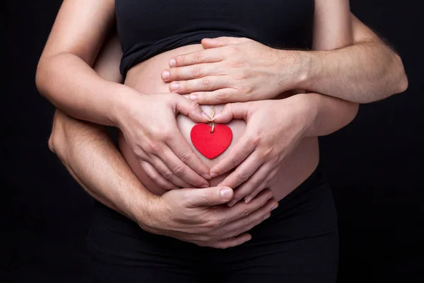 Retrato de pais segurando uma barriga grávida — Fotografia de Stock