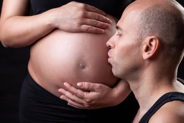 Retrato de pai encantado esperando um bebê — Fotografia de Stock
