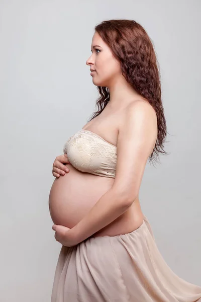 Portret kobiety w ciąży z kręconymi włosami — Zdjęcie stockowe