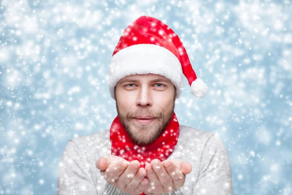 Beau homme barbu portant un chapeau de Noël — Photo
