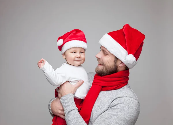 Babamla kutlama Noel Noel Baba şapkaları giyen erkek bebek — Stok fotoğraf