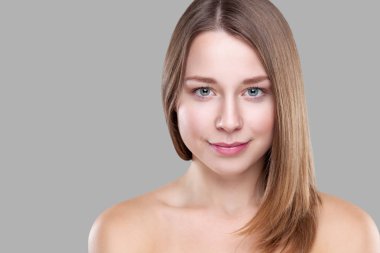 Uzun düz saçları güzel esmer