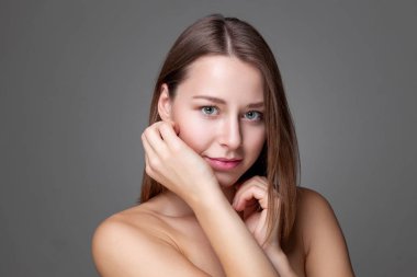 Büyük cilt cilt olan doğal kadın