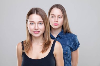 Stüdyo portait genç ikiz kız kardeşlerin 
