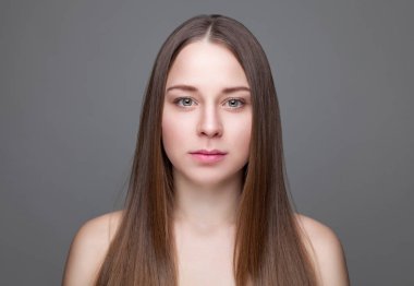 Uzun düz saçları güzel esmer