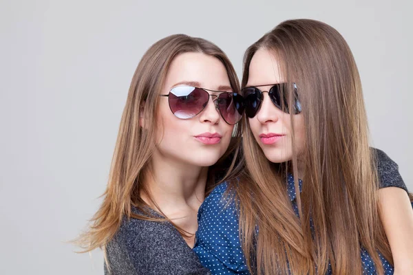 Estudio portait de hermanas gemelas jóvenes abrazando —  Fotos de Stock
