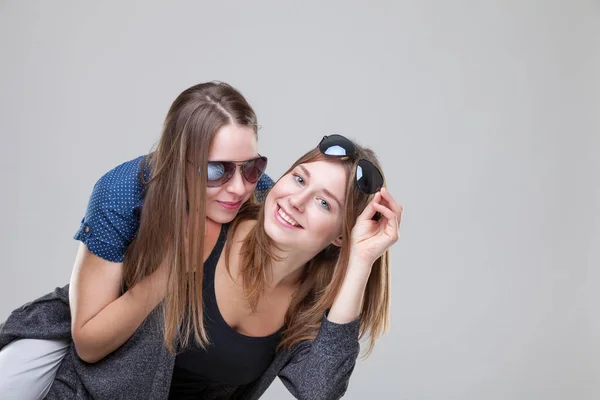 Estudio portait de hermanas gemelas jóvenes abrazando — Foto de Stock