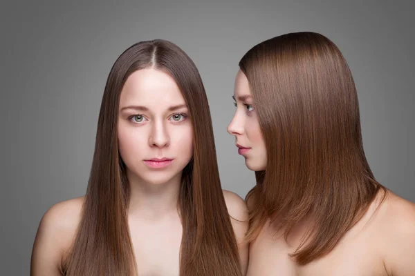 Tvillingar med perfekt hud och långa raka hår — Stockfoto