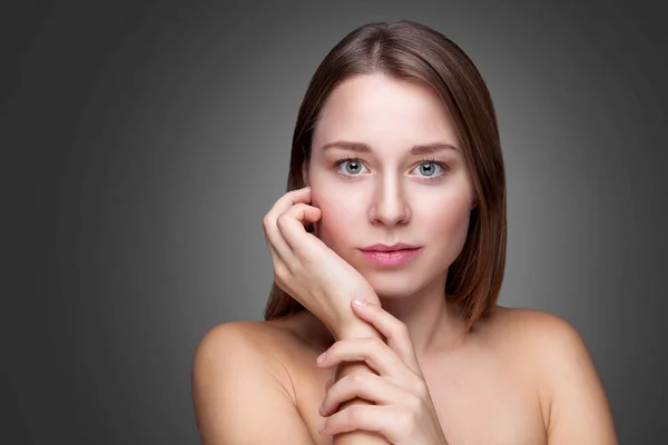 Jonge natuurlijke vrouw met grote huid teint — Stockfoto