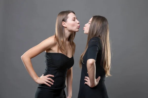 Retrato de gemelos vestidos de negro —  Fotos de Stock