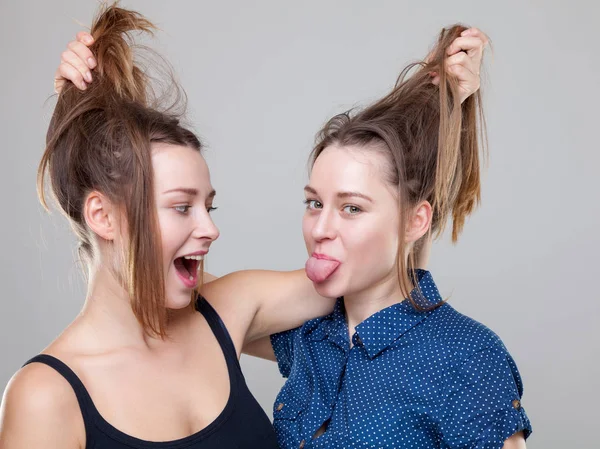 Estudio portait de hermanas gemelas jóvenes luchando —  Fotos de Stock
