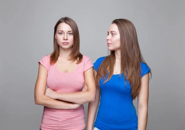 Studio portait of young twin sisters — Stock Photo, Image