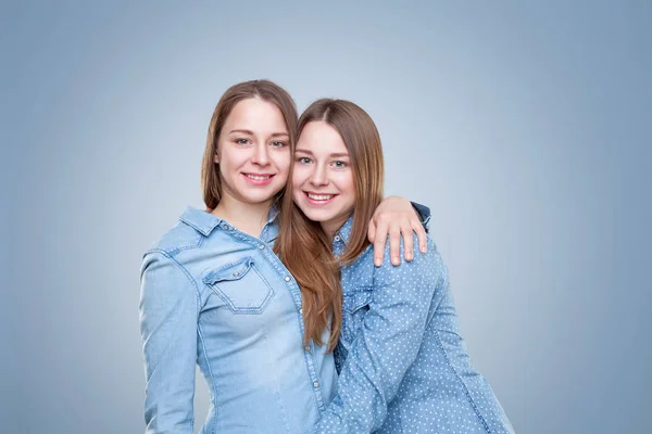 年轻的孪生姐妹拥抱的肖像工作室 — 图库照片
