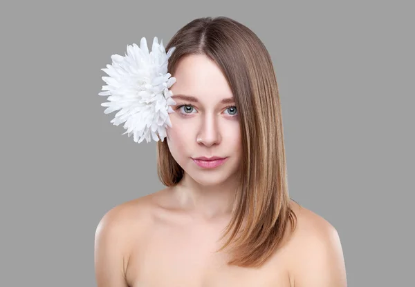 Vacker brunett kvinna med en vit blomma — Stockfoto