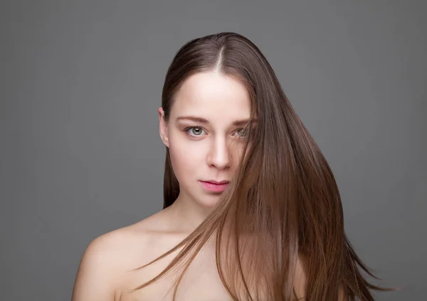 Oń brunetka kobieta z długimi włosami — Zdjęcie stockowe