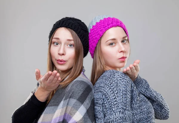 Hermanas gemelas vestidas con ropa cálida de invierno —  Fotos de Stock