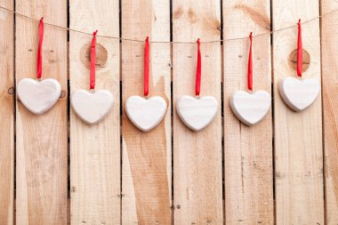 Aşk kavramı. Bir ipte asılı Kalpler