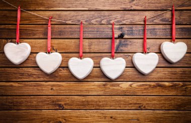 Aşk kavramı. Bir ipte asılı Kalpler