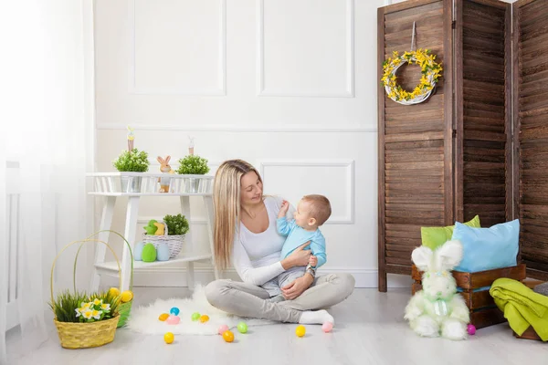 Blij moeder en haar kind genieten van het eieren zoeken met Pasen thuis — Stockfoto
