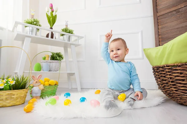 Chasse aux œufs de Pâques. Adorable enfant jouant avec des œufs de Pâques à la maison — Photo