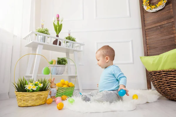 Easter egg hunt. Urocze dziecko bawi się w domu pisanki. — Zdjęcie stockowe