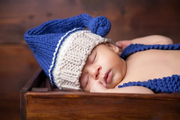 Dulce recién nacido dentro de una caja de madera — Foto de Stock