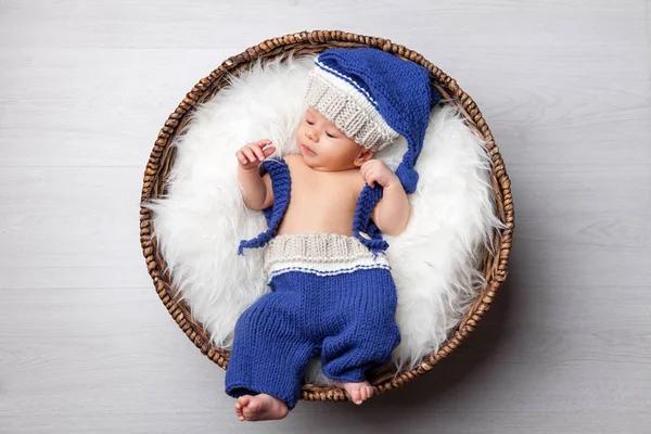 Bela recém-nascido dentro de uma cesta — Fotografia de Stock
