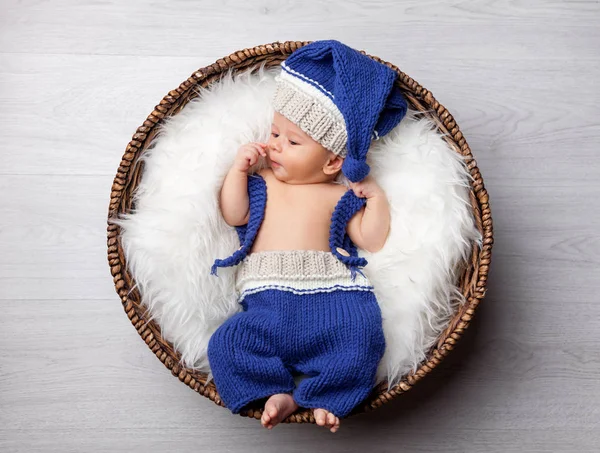 Hermoso recién nacido dentro de una cesta — Foto de Stock